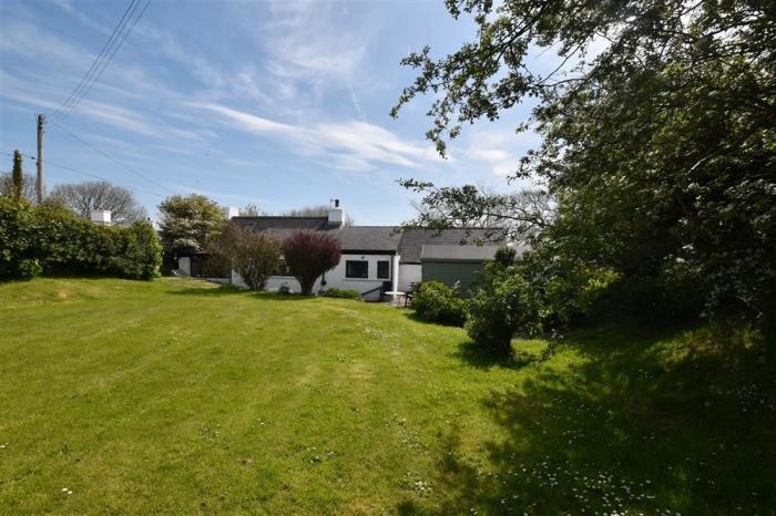 Ty-Newydd Cottage, near Newport, Pembrokeshire. Close to amenities, and a beach. Near National Park.