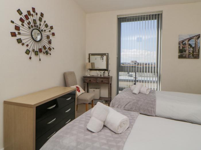 The Penthouse, Phoenix Quay in Plymouth. Fourth-floor apartment, with sea views. Close to amenities.