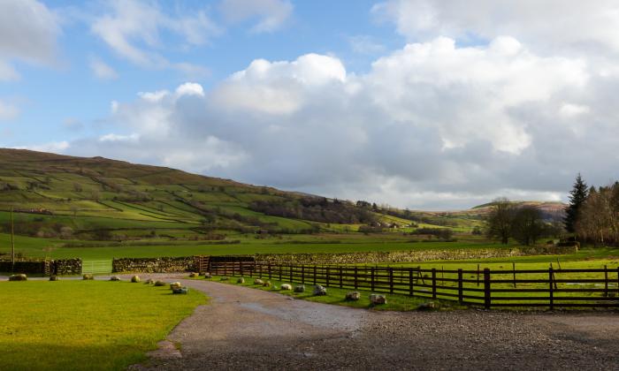 Kentmere Hall Bank Barn is in Kentmere, Cumbria. Three-bedroom home in national park. Pet-friendly.