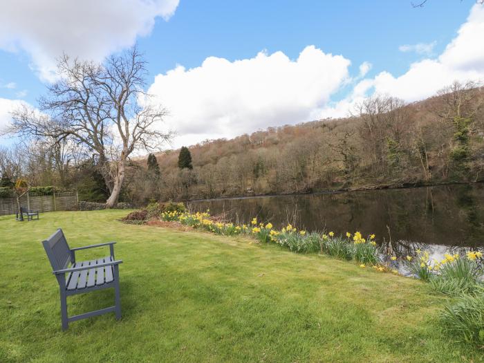 Riverbank Hideaway, Newby Bridge