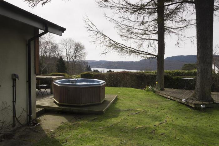 Lake Lodge, Bowness-On-Windermere, Lake Lodge, Bowness, Cumbria. Sleeps two. Woodburning stove. WiFi