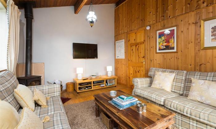 Lake Lodge, Bowness-On-Windermere, Lake Lodge, Bowness, Cumbria. Sleeps two. Woodburning stove. WiFi