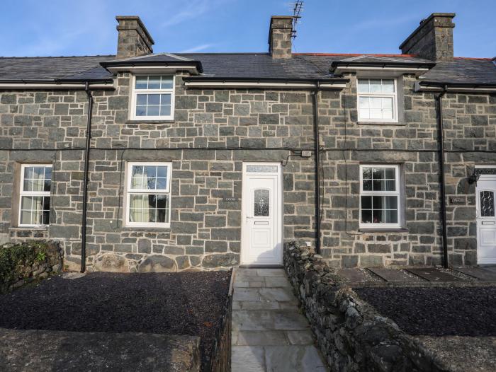 Gwynle near to Criccieth, Gwynedd. 2 bedrooms. Sleeps 2. Smart TV. Electric fire. Allocated parking.