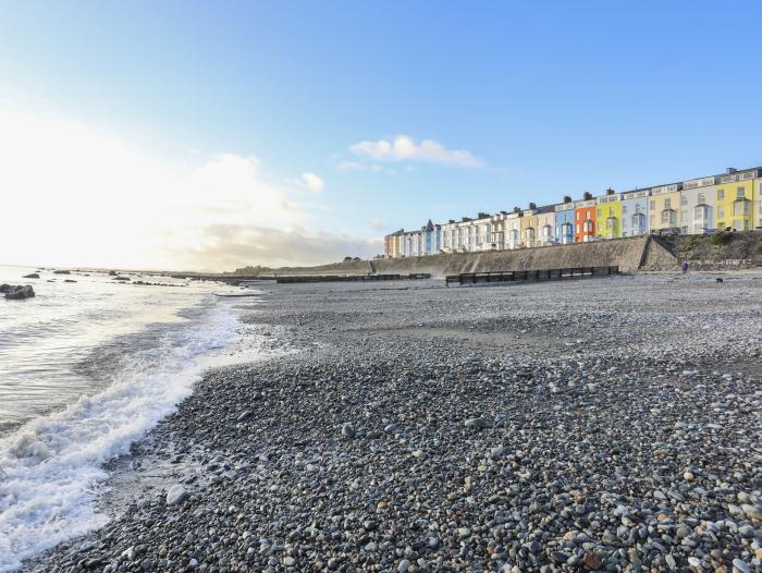 Gwynle near to Criccieth, Gwynedd. 2 bedrooms. Sleeps 2. Smart TV. Electric fire. Allocated parking.