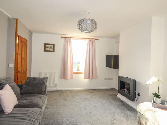 Gwynle near to Criccieth, Gwynedd. 2 bedrooms. Sleeps 2. Smart TV. Electric fire. Allocated parking.