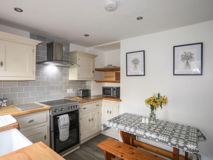 Gwynle near to Criccieth, Gwynedd. 2 bedrooms. Sleeps 2. Smart TV. Electric fire. Allocated parking.