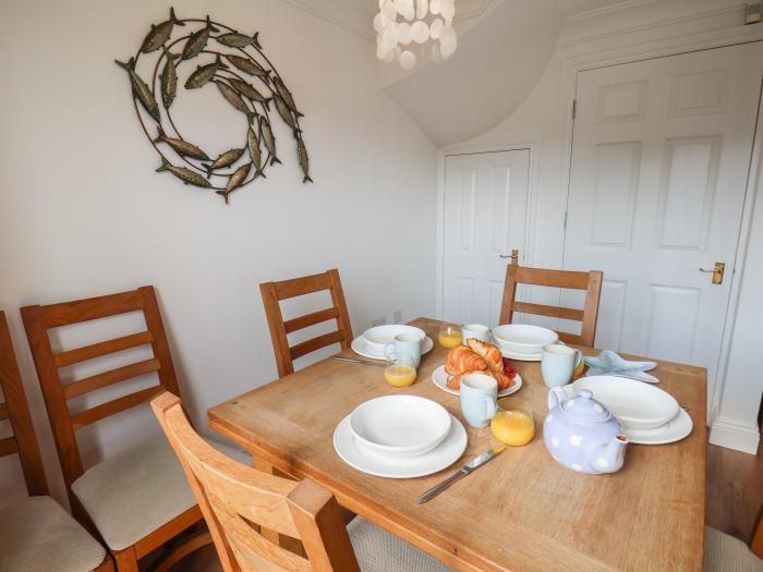 The Railway Retreat, in Whitby, North York Moors, near National Park, private parking, pet-friendly.