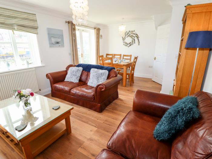 The Railway Retreat, in Whitby, North York Moors, near National Park, private parking, pet-friendly.