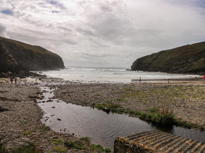 Y Twll bollt in Nolton Haven, Pembrokeshire. Single-storey chalet. Beach nearby. Pet-friendly. 2bed.