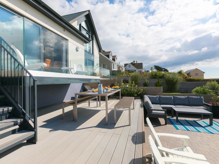 Sea Sands in Praa Sands, Cornwall. Three-bedroom contemporary beach home. Sea views. Near amenities.