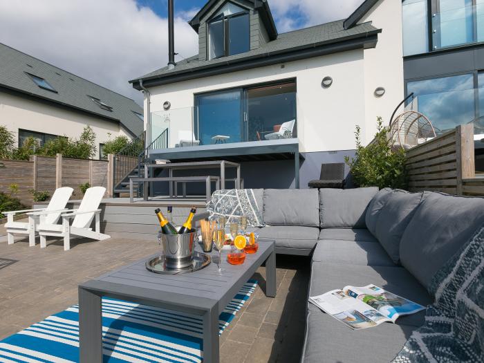 Sea Sands in Praa Sands, Cornwall. Three-bedroom contemporary beach home. Sea views. Near amenities.