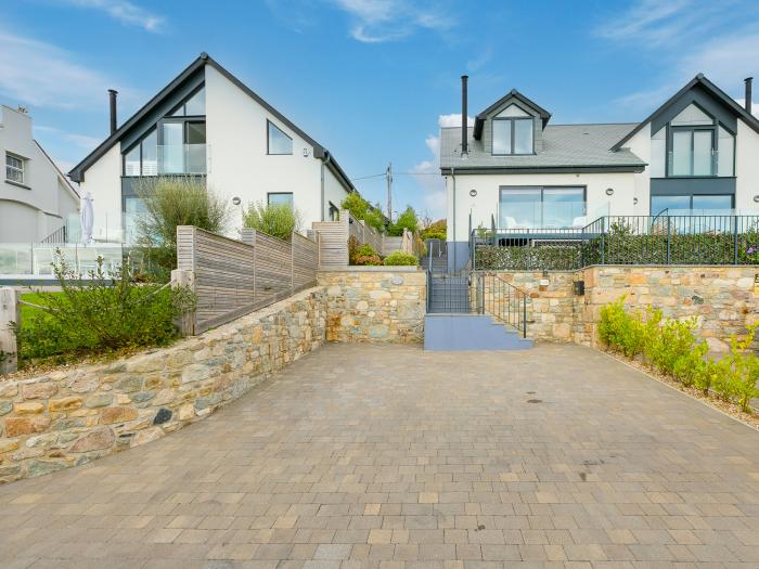 Sea Sands in Praa Sands, Cornwall. Three-bedroom contemporary beach home. Sea views. Near amenities.