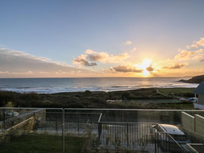 Sea Sands in Praa Sands, Cornwall. Three-bedroom contemporary beach home. Sea views. Near amenities.