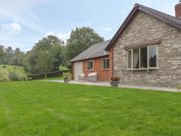 Hendre, in Penybontfawr, Powys. Eryri National Park. Close to amenities. Private lake. Single-storey