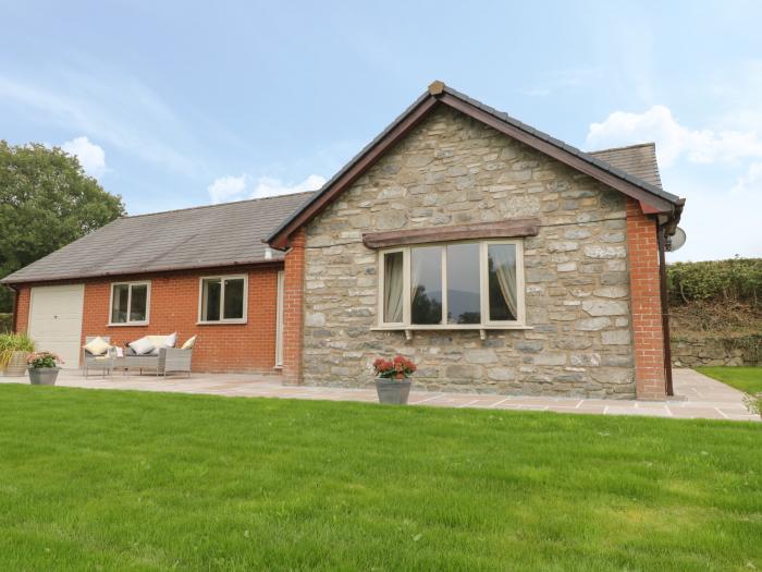 Hendre, in Penybontfawr, Powys. Eryri National Park. Close to amenities. Private lake. Single-storey