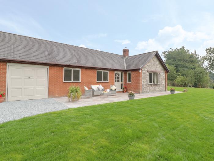 Hendre, in Penybontfawr, Powys. Eryri National Park. Close to amenities. Private lake. Single-storey