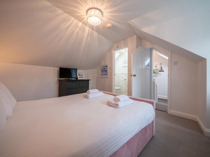 Green Retreat in the heart of Dartmouth, Devon. Paces from the waterfront. Pet-friendly. Travel cot.