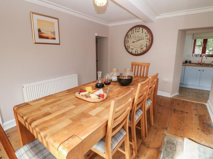 Croft Cottage in Castleton, Derbyshire. Three-bed home in Peak District National Park. Hot tub. Pets