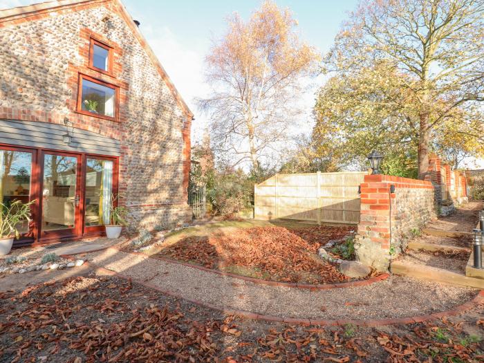 The Little Hay Barn, Bacton, Norfolk. Woodburning stove. Off-road parking. Near beach and amenities.