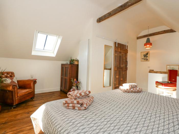 The Little Hay Barn, Bacton, Norfolk. Woodburning stove. Off-road parking. Near beach and amenities.