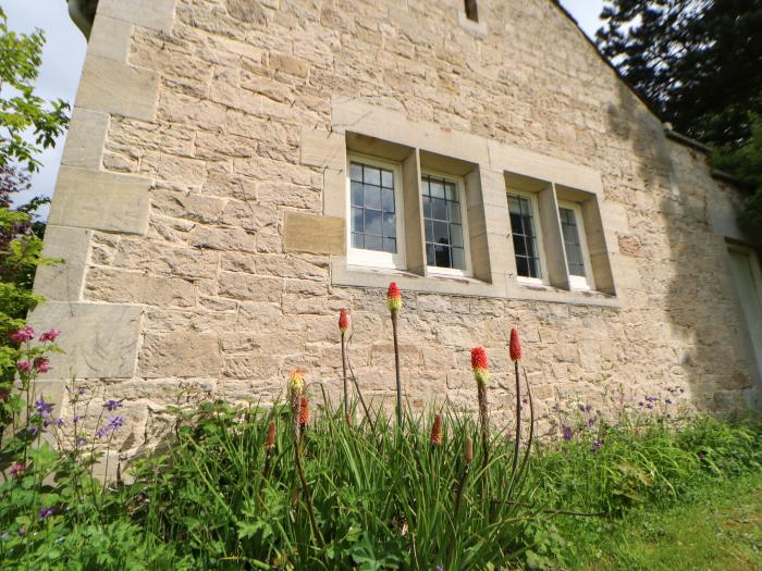 The Coach House rests near Corbridge, in Northumberland. Two-bedroom cottage, set rurally. Courtyard