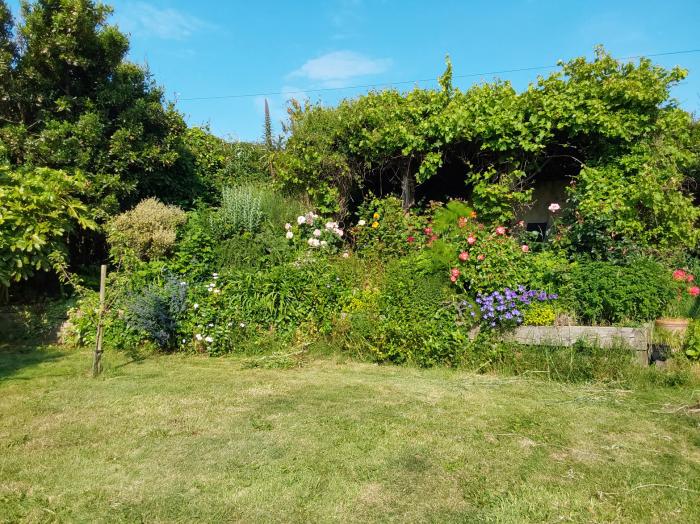 Sandy Combe, West Bay, Dorset. Four-bedroom, reverse-level home with sea views. In AONB. Near beach.