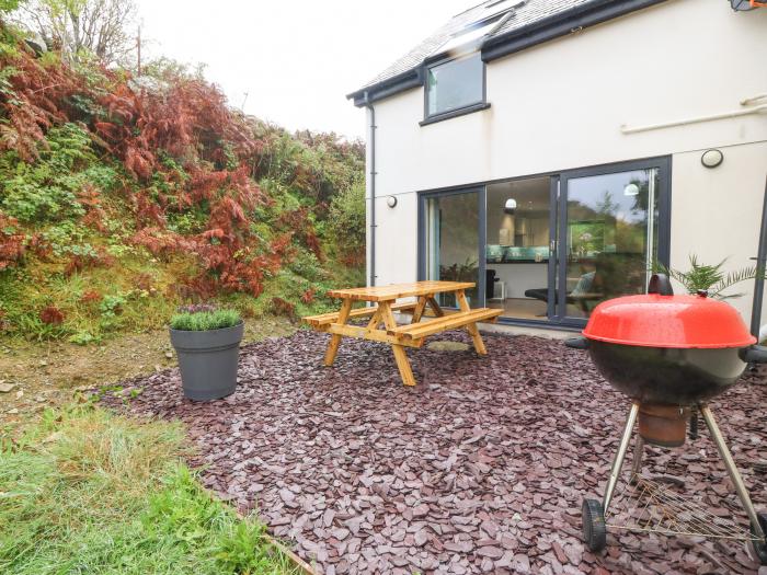 Hen Gapel, is in Waunfawr, Gwynedd. Two-bedroom annexe, enjoying rural views. Pet-friendly. Stylish.