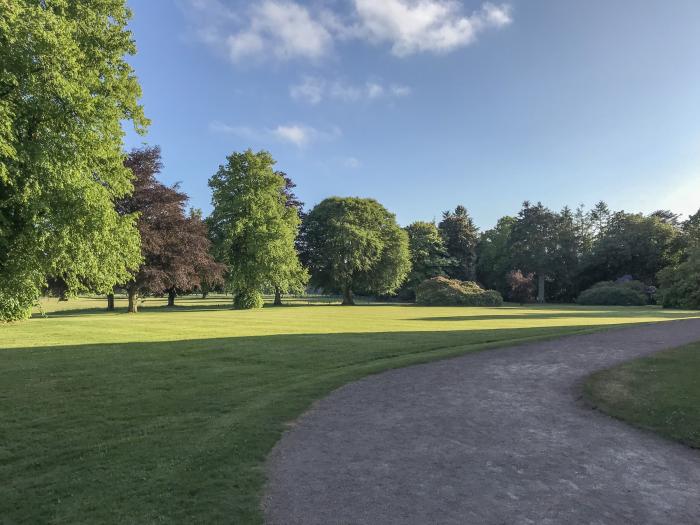 The Preston Tower Apartment, Fyvie near Rothienorman, Aberdeenshire. TV. WiFi. Countryside location.