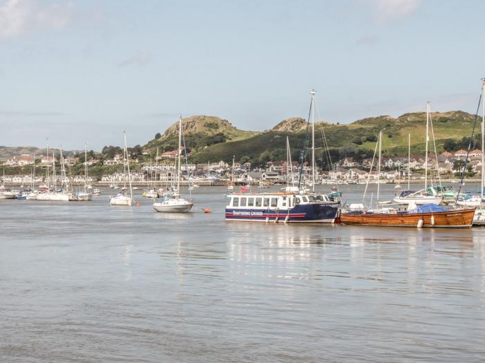 The Old Sweet Shop, Conwy, Wales. TV. WiFi. Close to a shop, pub and beach. Pet-friendly. Oven. Hob.