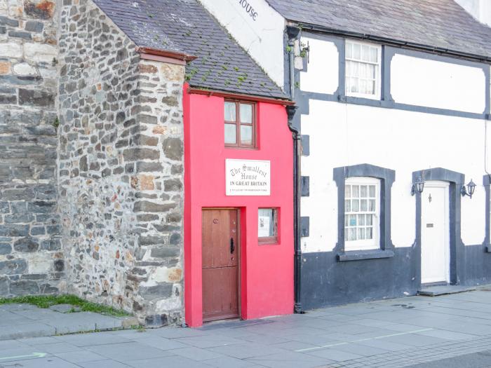 The Old Sweet Shop, Conwy, Wales. TV. WiFi. Close to a shop, pub and beach. Pet-friendly. Oven. Hob.