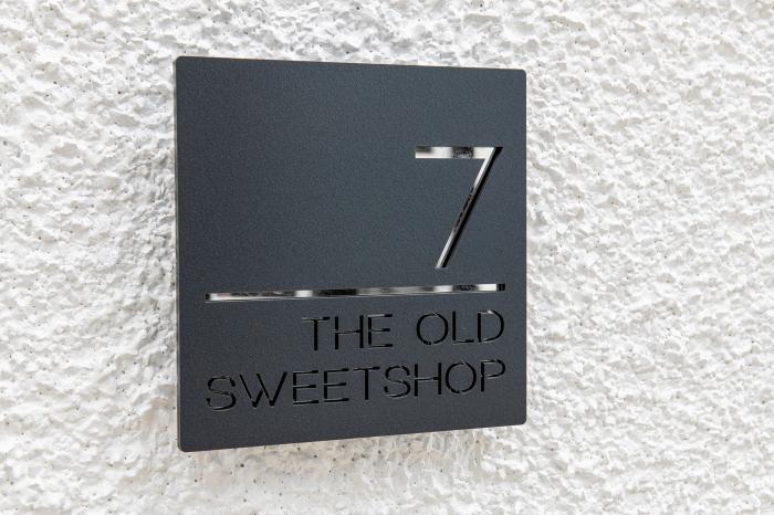 The Old Sweet Shop, Conwy, Wales. TV. WiFi. Close to a shop, pub and beach. Pet-friendly. Oven. Hob.