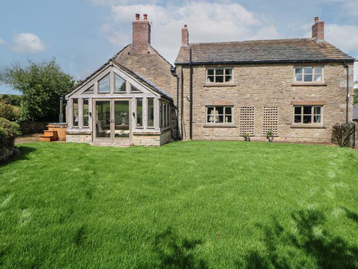 Butterlands Farm, Wincle, near Sutton, Macclesfield, Cheshire, Peak District National Park, Hot tub.