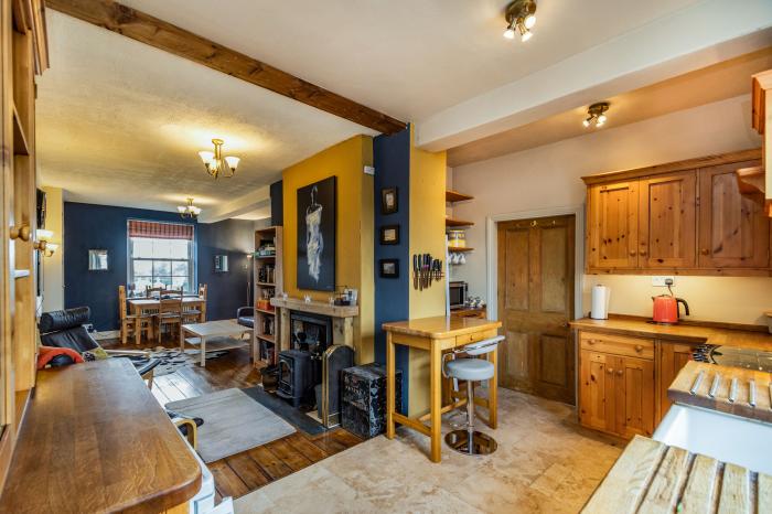 Field View Apartment, Barnard Castle, Durham. Second-floor apartment with woodburning stove. One pet