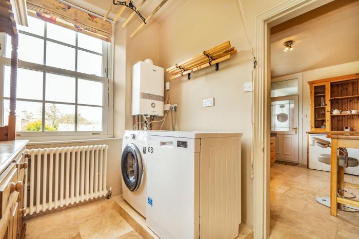 Field View Apartment, Barnard Castle, Durham. Second-floor apartment with woodburning stove. One pet