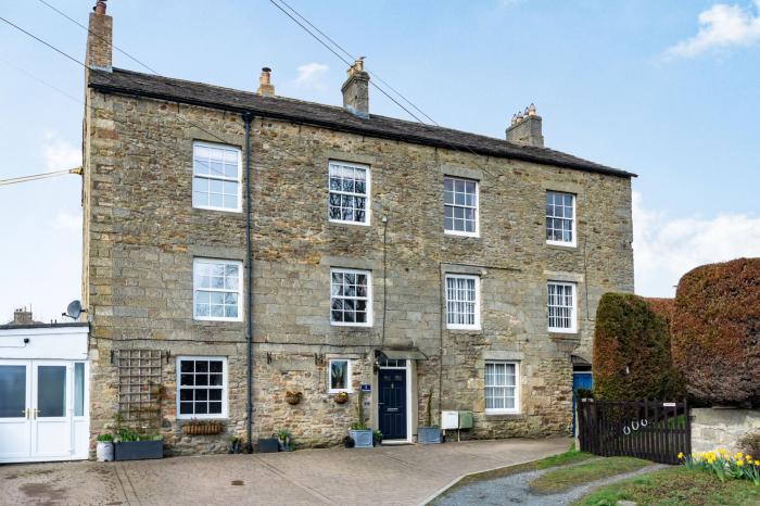 Field View Apartment, Barnard Castle, Durham. Second-floor apartment with woodburning stove. One pet