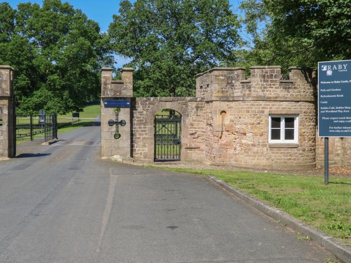 Field View Apartment, Barnard Castle, Durham. Second-floor apartment with woodburning stove. One pet