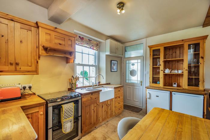 Field View Apartment, Barnard Castle, Durham. Second-floor apartment with woodburning stove. One pet