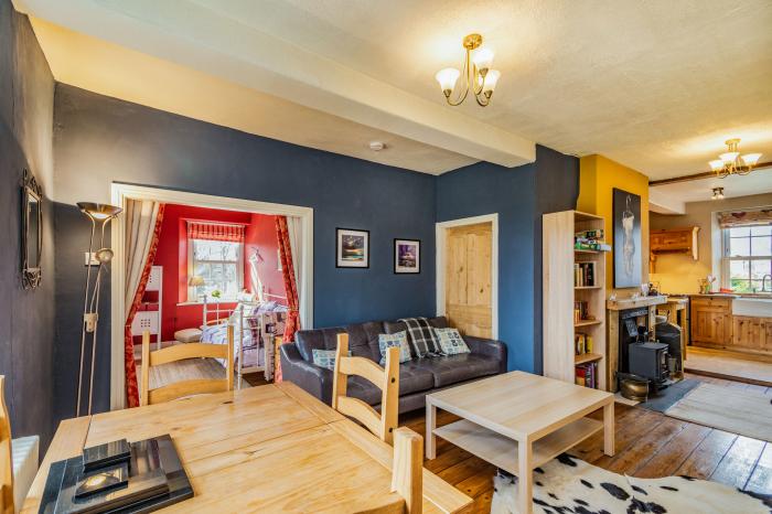 Field View Apartment, Barnard Castle, Durham. Second-floor apartment with woodburning stove. One pet