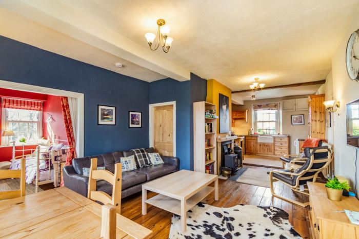 Field View Apartment, Barnard Castle, Durham. Second-floor apartment with woodburning stove. One pet