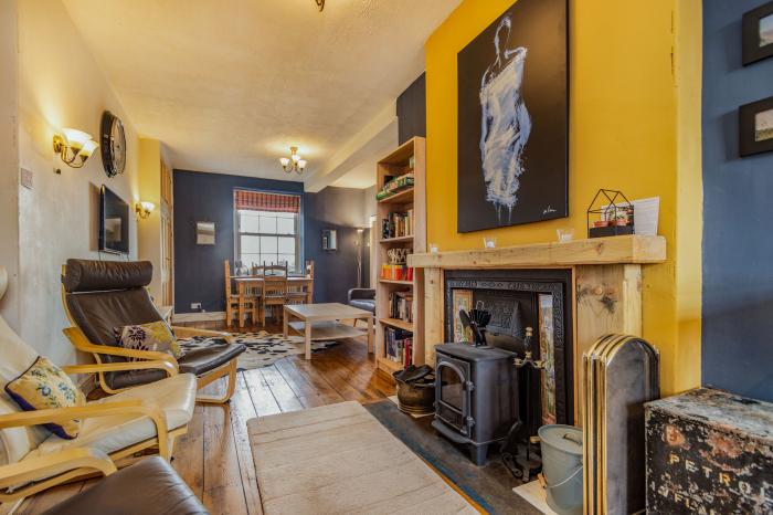 Field View Apartment, Barnard Castle, Durham. Second-floor apartment with woodburning stove. One pet