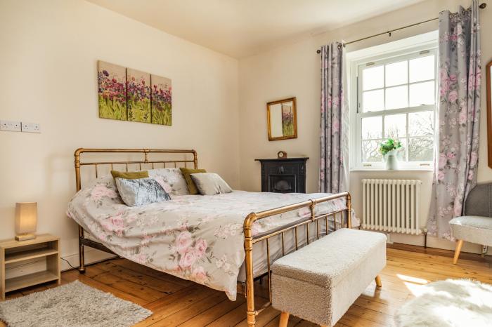 Field View Apartment, Barnard Castle, Durham. Second-floor apartment with woodburning stove. One pet