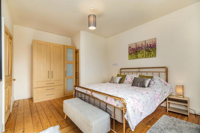 Field View Apartment, Barnard Castle, Durham. Second-floor apartment with woodburning stove. One pet