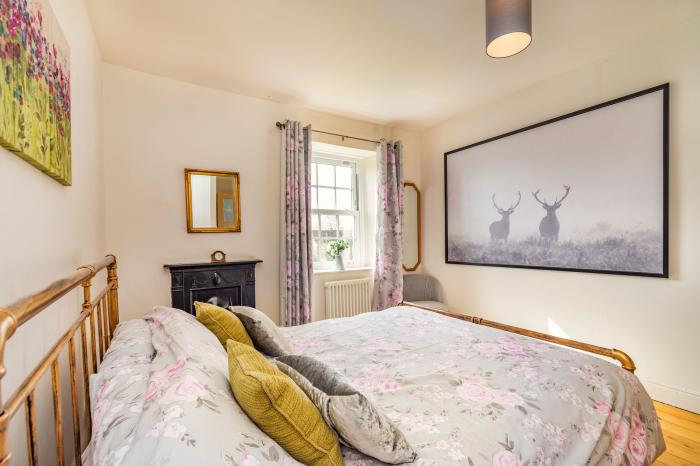 Field View Apartment, Barnard Castle, Durham. Second-floor apartment with woodburning stove. One pet