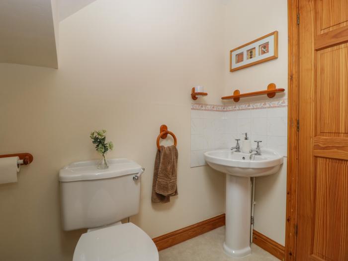 Whitlow Lodge Annex is near Huntley, Gloucestershire. One-bedroom annexe with rural views. Romantic.