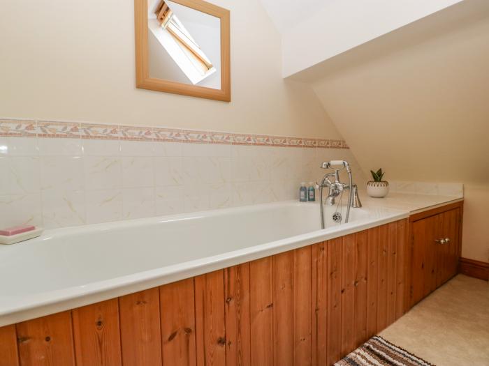 Whitlow Lodge Annex is near Huntley, Gloucestershire. One-bedroom annexe with rural views. Romantic.