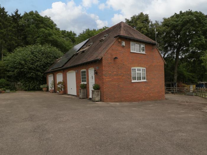 Whitlow Lodge Annex is near Huntley, Gloucestershire. One-bedroom annexe with rural views. Romantic.