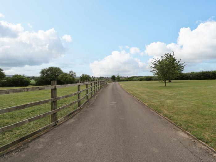 Whitlow Lodge Annex is near Huntley, Gloucestershire. One-bedroom annexe with rural views. Romantic.