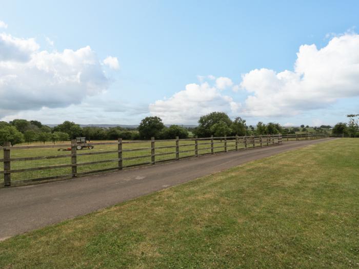 Whitlow Lodge Annex is near Huntley, Gloucestershire. One-bedroom annexe with rural views. Romantic.