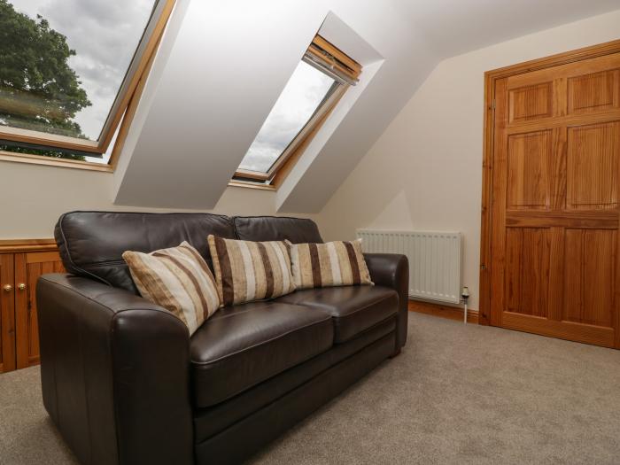 Whitlow Lodge Annex is near Huntley, Gloucestershire. One-bedroom annexe with rural views. Romantic.