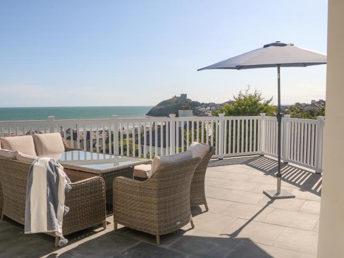 Haul A Gwynt, Criccieth, Wales. Large property, off-road parking for four cars, garden, hot tub, sea